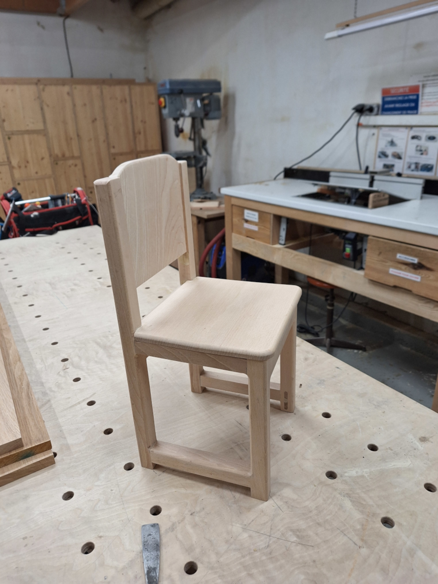 Chaise en bois conçu par un stagiaire