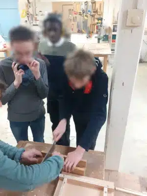 Démonstration sciage avec une boîte à onglet