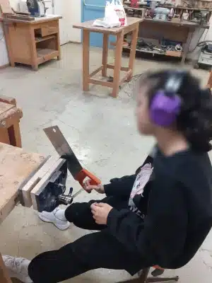Atelier de sciage avec une scie manuelle