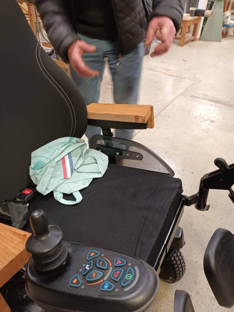 Les accoudi'bois posés sur le fauteuil