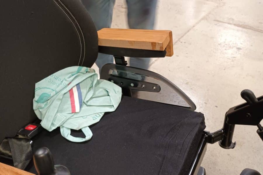 Les accoudi'bois posés sur le fauteuil